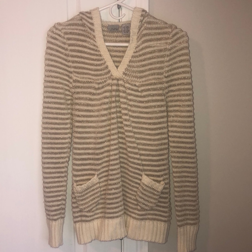 Sparkle knit top with a hood and pockets